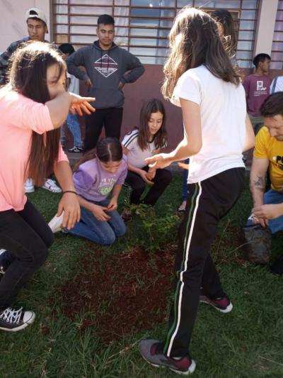 UFFS e Escola Agua Verde realizam plantio de árvores através projeto Ponto De Cultura